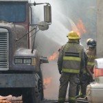bomberos aun no han podido sofocar incendio de tanquero en envasadora 1