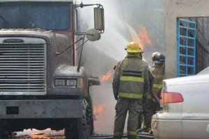 bomberos-aun-no-han-podido-sofocar-incendio-de-tanquero-en-envasadora-1
