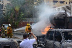 bomberos-aun-no-han-podido-sofocar-incendio-de-tanquero-en-envasadora