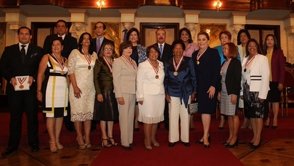 medina reconoce con la medalla al merito diez dominicanas incluida jatnna tavarez