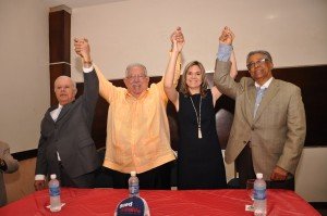 Víctor Méndez, José Enrique Sued, Iris Méndez y Héctor Grullón Moronta levanta las manos en señal de triunfo (Fotos Bartolo 
