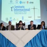 La doctora Margarita Cedeño encabeza la mesa principal