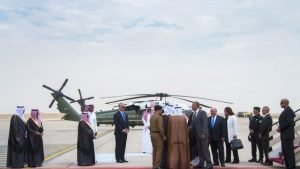 Saudíes desairan a Obama durante llegada a Riad en medio de crecientes tensiones