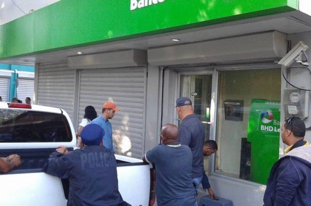Desconocidos atracan Banco BHD Leon y todos sus clientes en Puerto Plata 1 Oficiales del Dicrim inician investigaciones asalto sucursal Banco BHD-León Puerto Plata