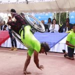 La vicepresidenta Margarita Cedeño apalude las habilidades de dos jóvenes con discapacidad.