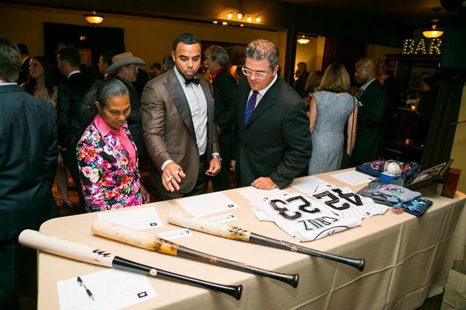 nelson cruz inaugura fundacion para seguir con obras caritativas