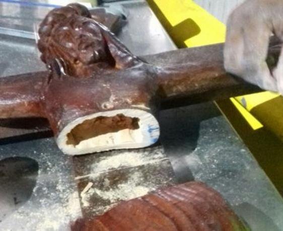 encuentran droga dentro de estatua de jesucristo en el aila