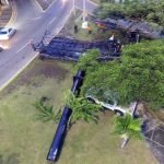 fuertes vientos derriban arboles y letreros en santiago