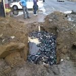 Avería de dos tuberías en Licey excavación con desperdicios