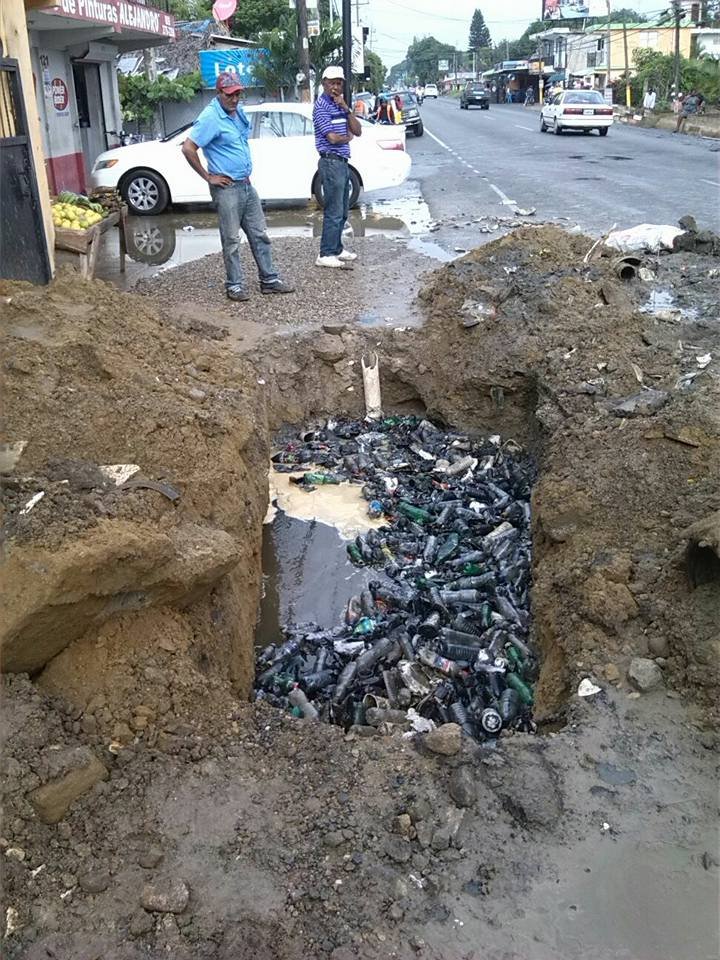 Avería de dos tuberías en Licey excavación con desperdicios