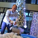 El director general de CORAASAN Ing. Silvio Durán escogiendo los boletos agraciados