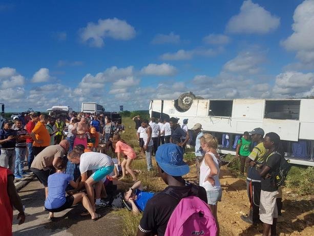 accidente en autovia el coral dejo al menos 40 heridos 18 de ellos de gravedad