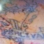 tatuaje de cadaver tiene una inscripcion que dice percival