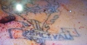 tatuaje de cadaver tiene una inscripcion que dice percival