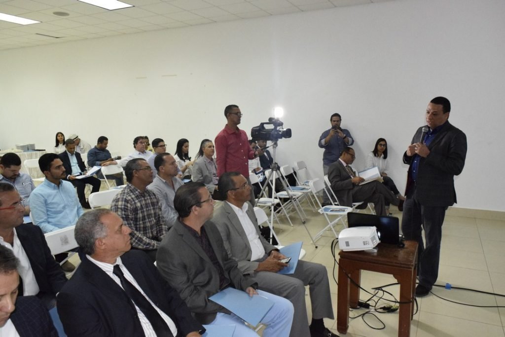 Ing. Omar Ramos Pepen en plena conferencia