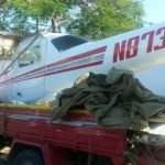 retienen avioneta era transportada encima de camion