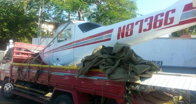 retienen avioneta era transportada encima de camion