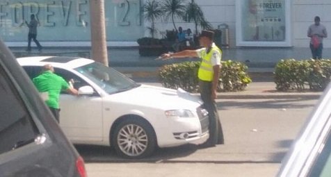 amet dice asume investigacion sobre agente que apunta con arma a un hombre en plena via