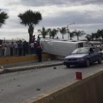 minibus con 34 personas a bordo se estrella contra poste de tendido electrico en las americas