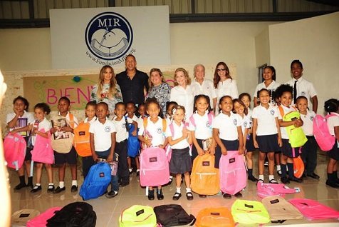 alex y jlo extienden sus manos solidarias