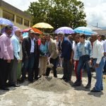 El licenciado Fernando Rosa da el palazo de honor junto al síndico del Municipio Guayabal Santiago Sánchez dejando iniciados los trabajos de la panadería. Observa el senador de Azua Rafael Calderón.