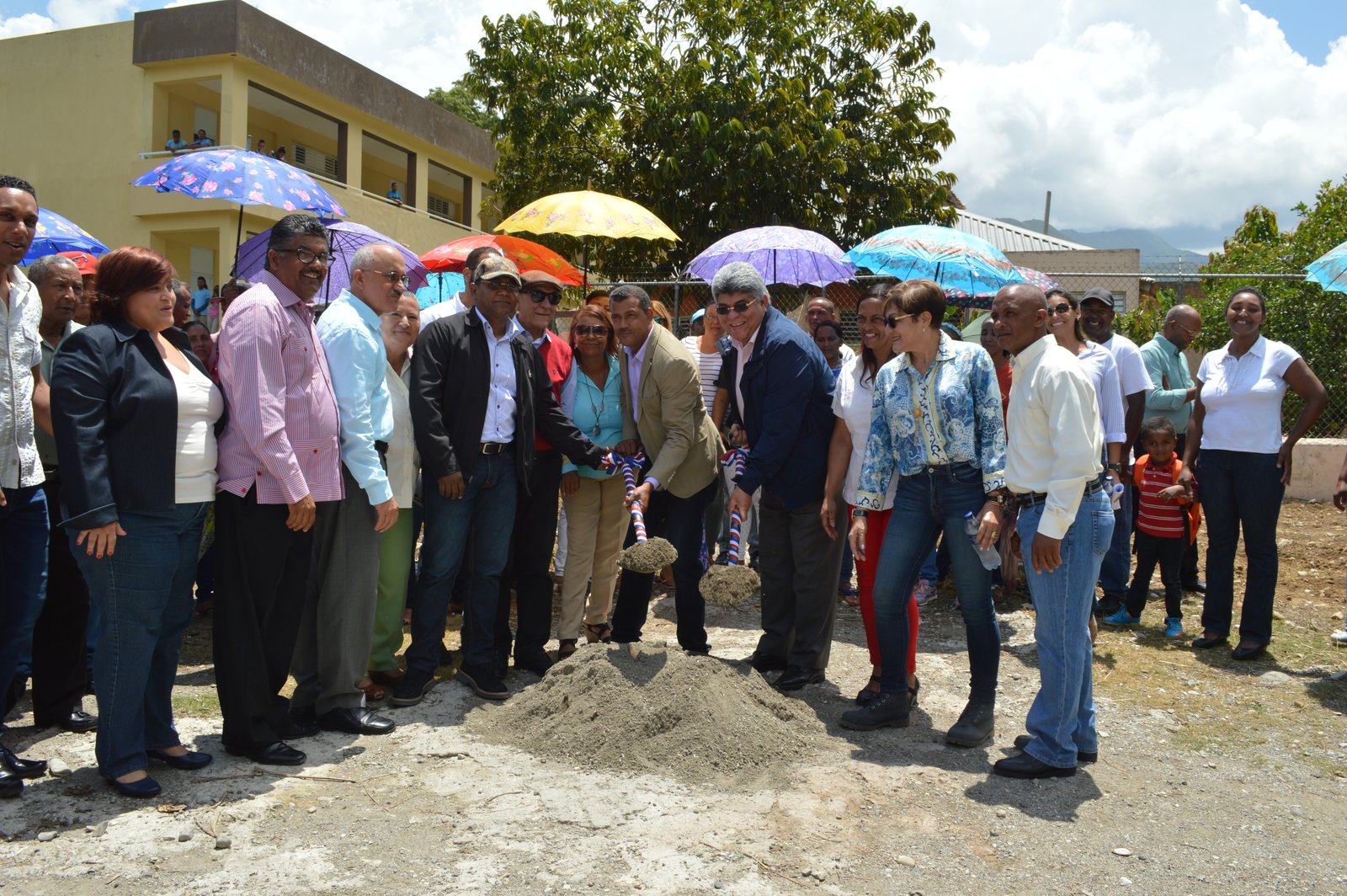 El licenciado Fernando Rosa da el palazo de honor junto al síndico del Municipio Guayabal Santiago Sánchez dejando iniciados los trabajos de la panadería. Observa el senador de Azua Rafael Calderón.