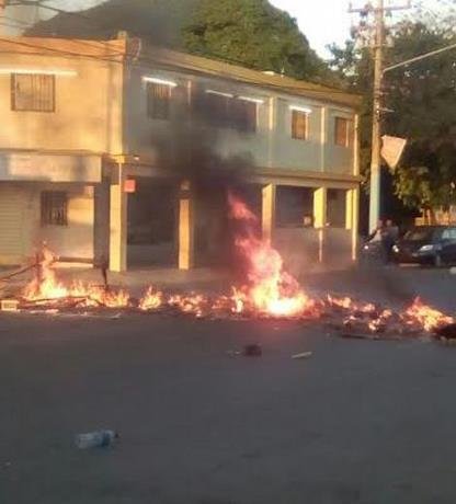 vendedores protestan contra desalojo en mercado de san pedro de macoris