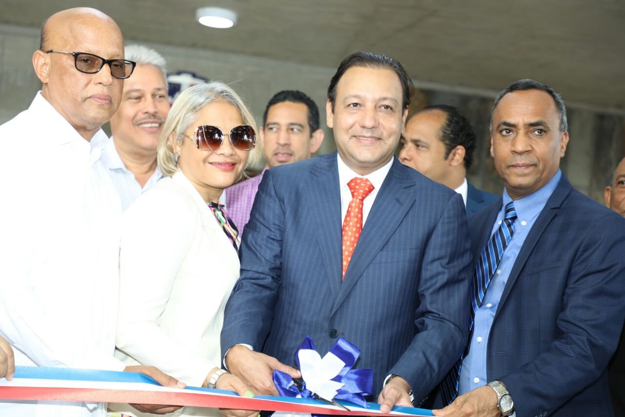 Abel Martinez corta cinta en parque 14 e junio