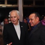 7 El asesor de negocios del Poder Ejecutivo Gerad Trudeau departe con los invitados junto a Franklin Liriano.