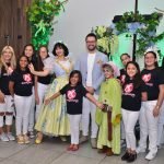 Luis Marcell junto algunos de los personajes y estudiantes de Theamus.