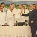 Presidente Danilo Medina entregando cheque a Silvio Durán