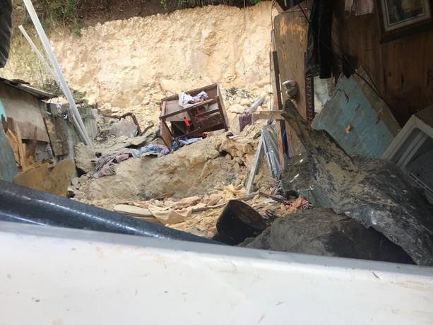 madre y dos hijas mueren tras derrumbe de su vivienda en herrera