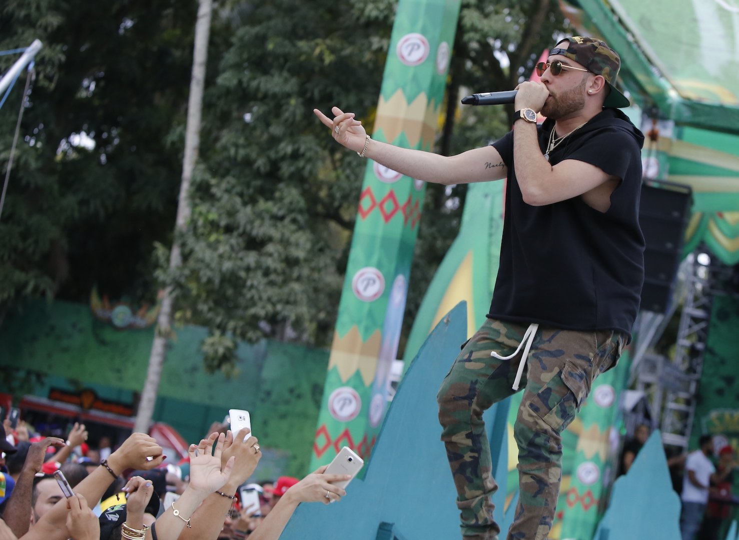 Mark B canta al público