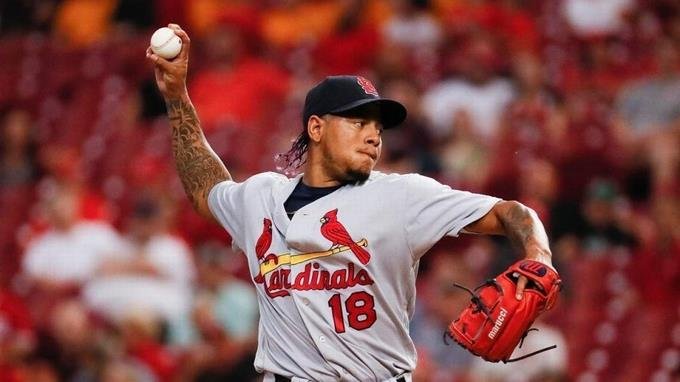 demandan al lanzador carlos martinez por supuestamente agredir a hombre en las afueras de un striptease