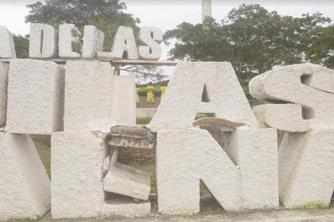 plazoleta que rinde tributo a aguilas cibaenas esta en completo abandono
