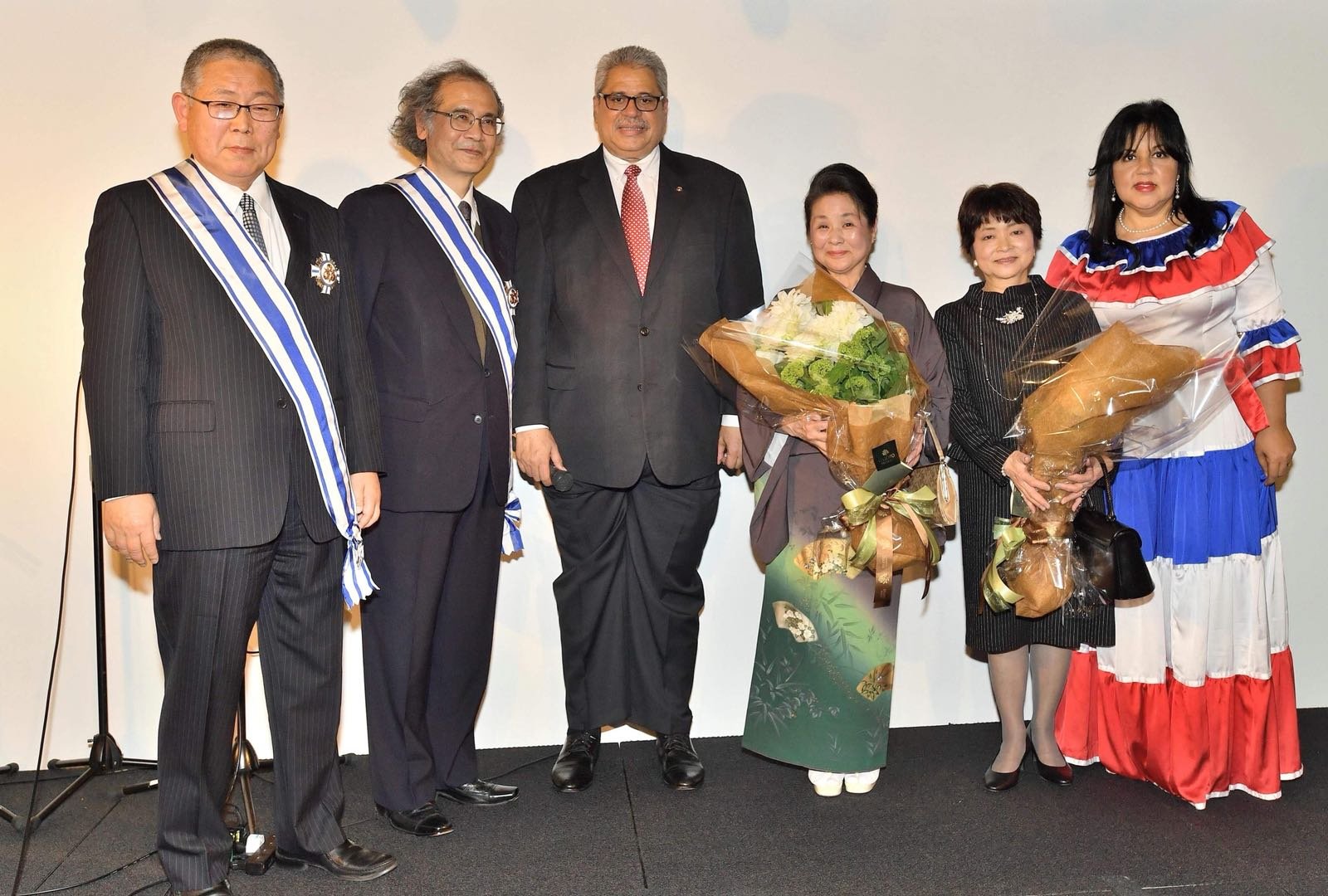 Embajador dominicano con diplomáticos japoneses