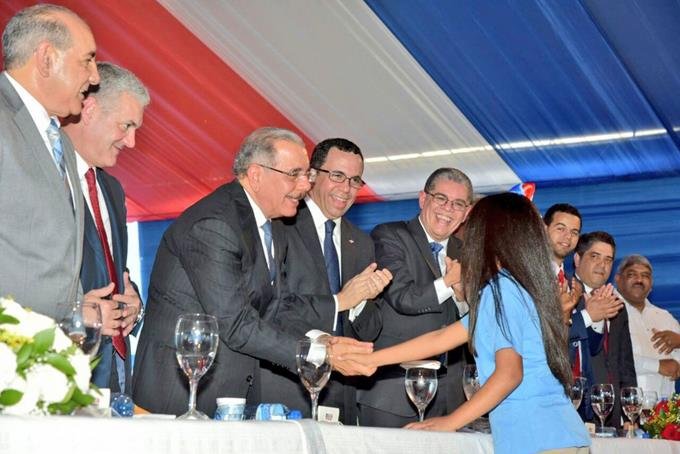danilo entrega en moca tres centros educativos