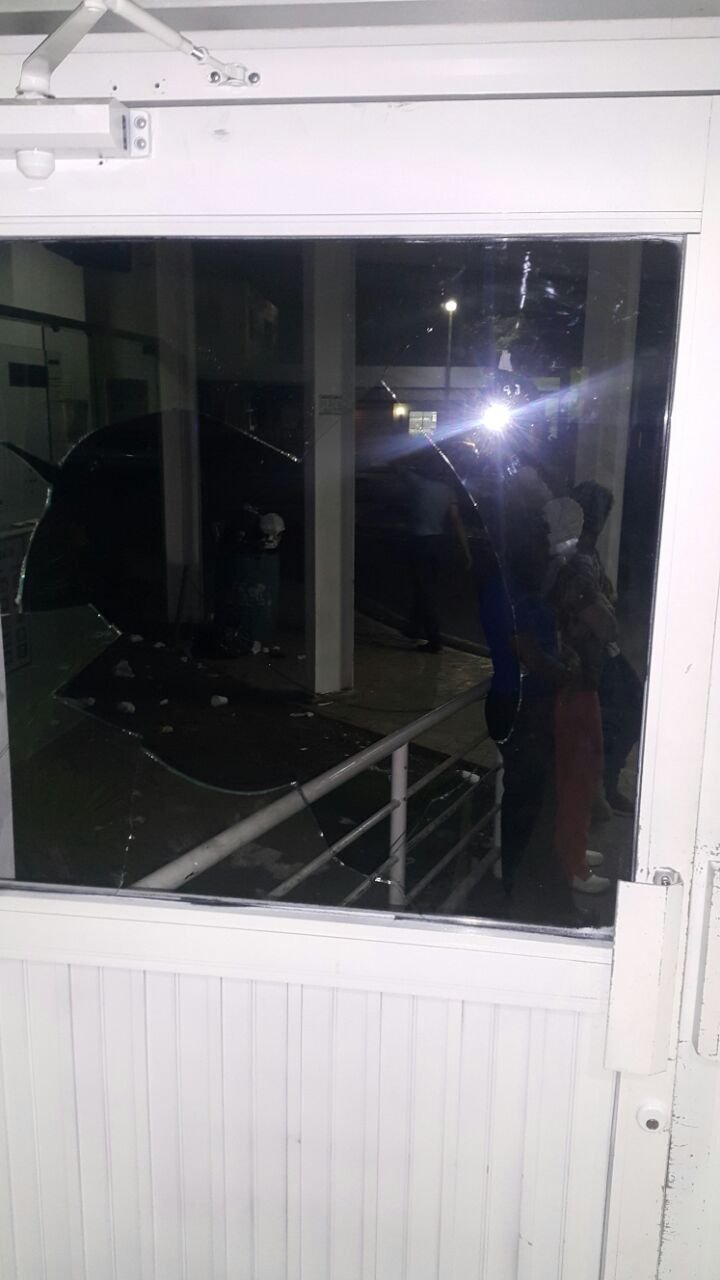 foto puerta rota de emergencia 2