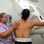 Examen de mamografía a empleada de CORAASAN