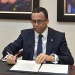 navarro firma convenio con circulo de locutores
