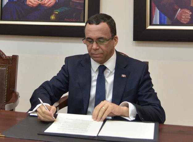 navarro firma convenio con circulo de locutores