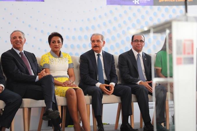 danilo medina da inicio al ano esconar en un liceo de hato mayor