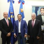 El alcalde de Santiago Abel Martínez el embajador de la Unión Europea Gianluca Grippa y el presidente de la Aro Pedal Juan Luis Rodríguez. 1