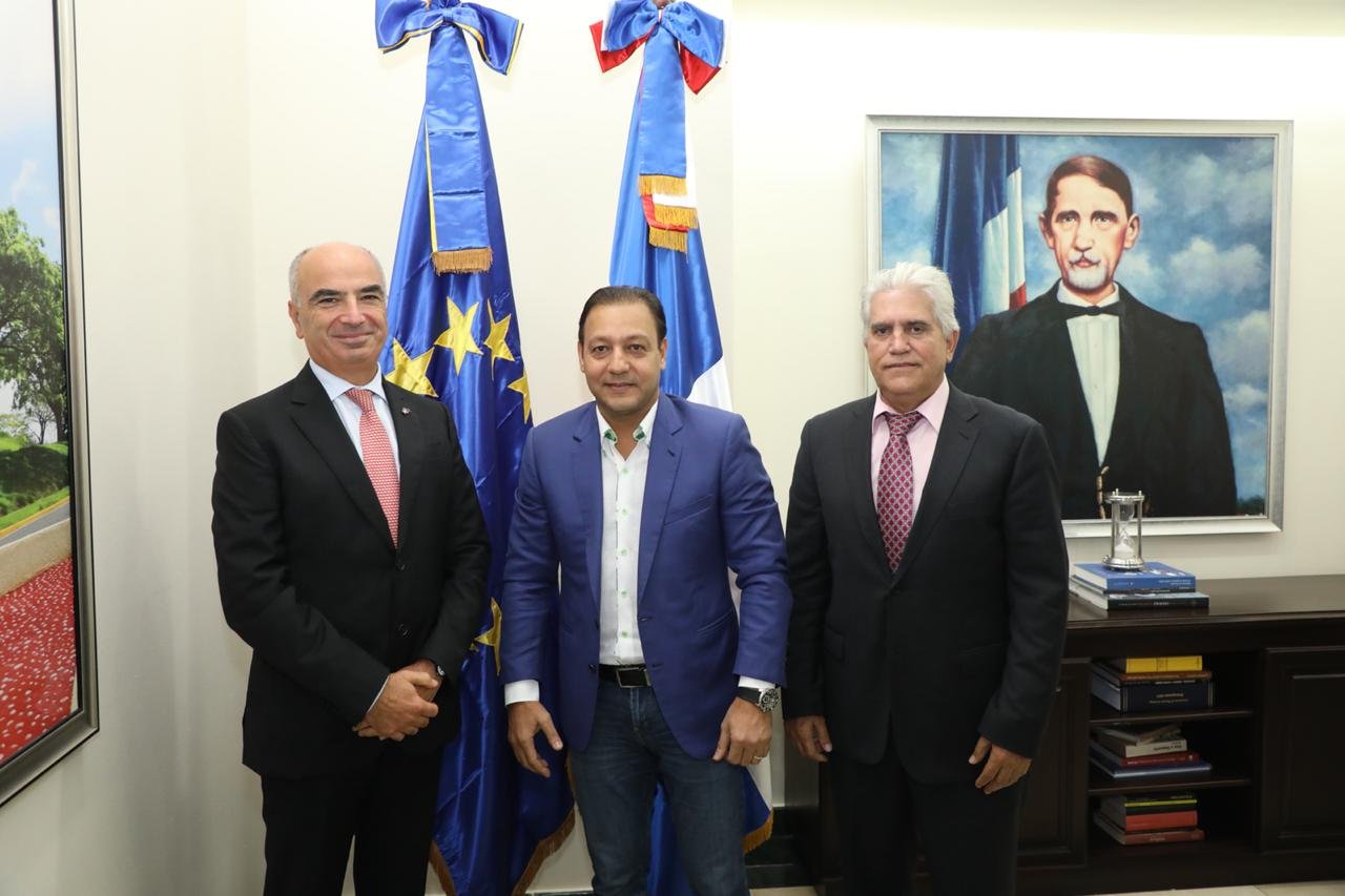 El alcalde de Santiago Abel Martínez el embajador de la Unión Europea Gianluca Grippa y el presidente de la Aro Pedal Juan Luis Rodríguez. 1