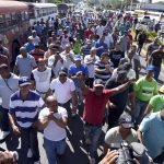 Taxista Marchan por la avenidad monumental contra las alzas de los combustible At 04
