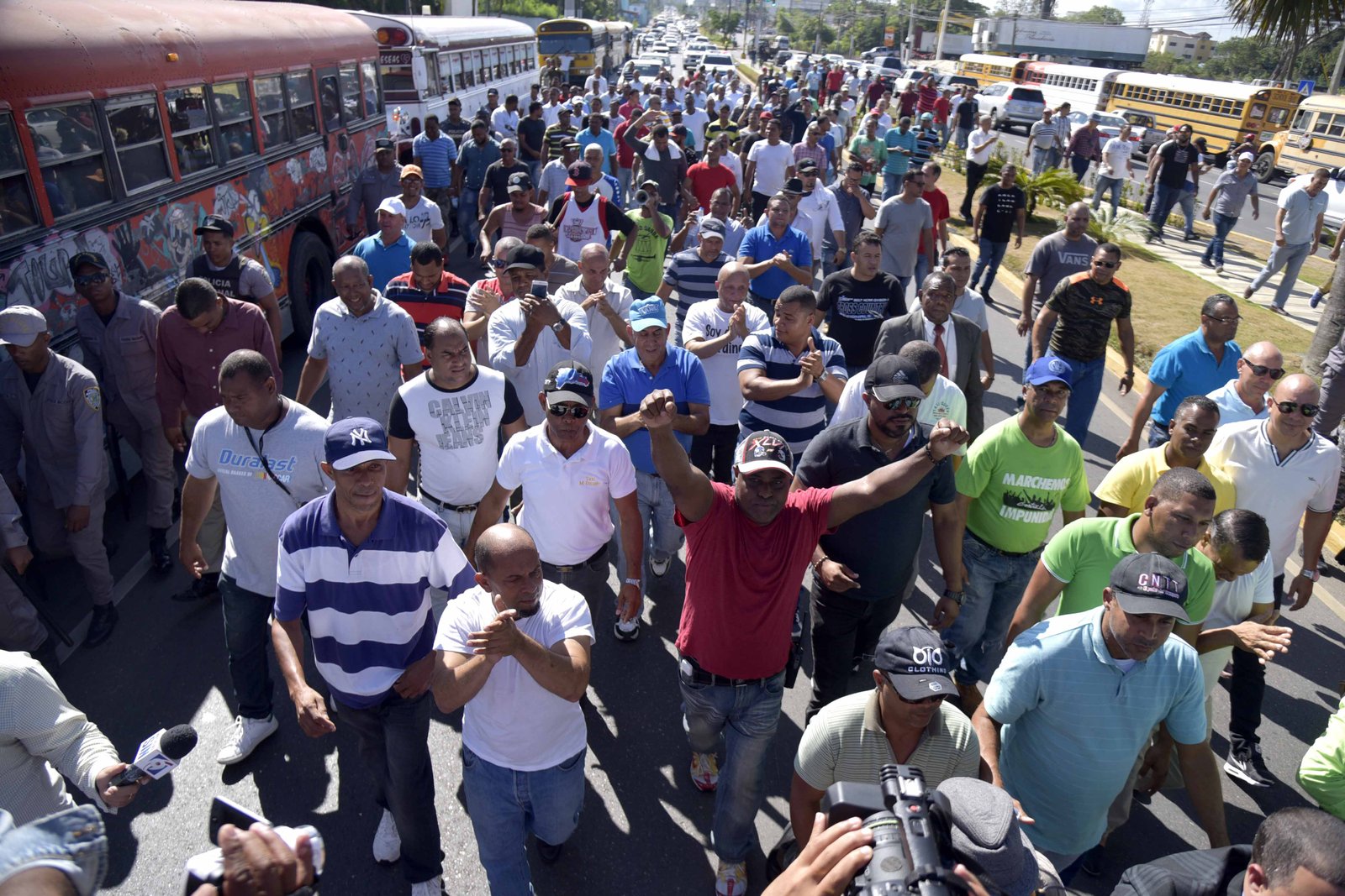 Taxista Marchan por la avenidad monumental contra las alzas de los combustible At 04