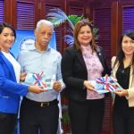 Elizabeth Vásquez Gustavo Cabrera Laissa Bonnelly de CORAASAN reciben la Carta Compromiso de parte de Johanna Guerrero del MAP