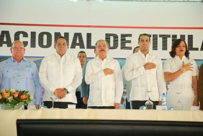 gobierno entrega 1620 titulos definitivos a parceleros de azua y san juan