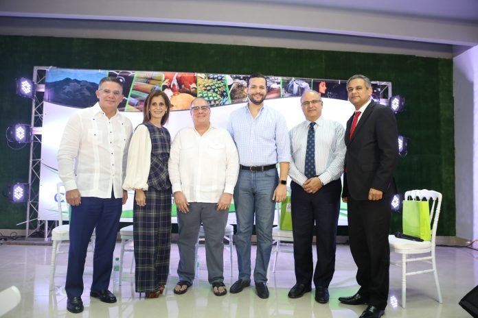 Rafael Paz junto al senador de Monte Plata