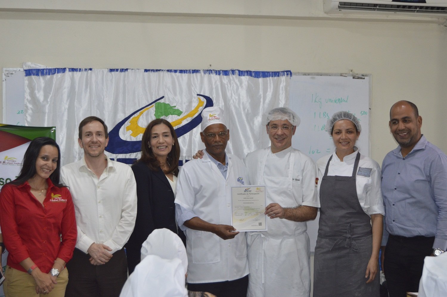 La gerente de la regional Norte del INFOTEP Arisleida Tineo acompaña a los facilitadores en la entrega de los certificados.